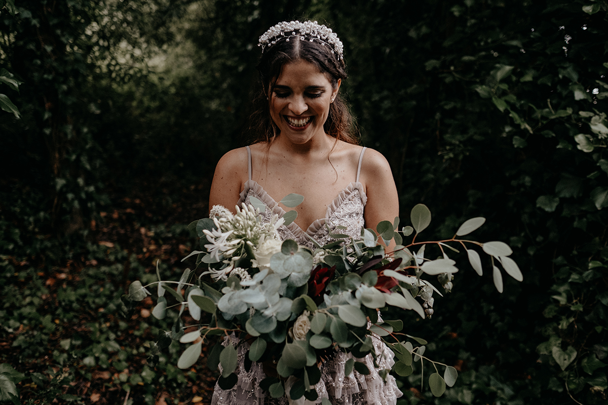 noiva com um grande bouquet de flores silvestres