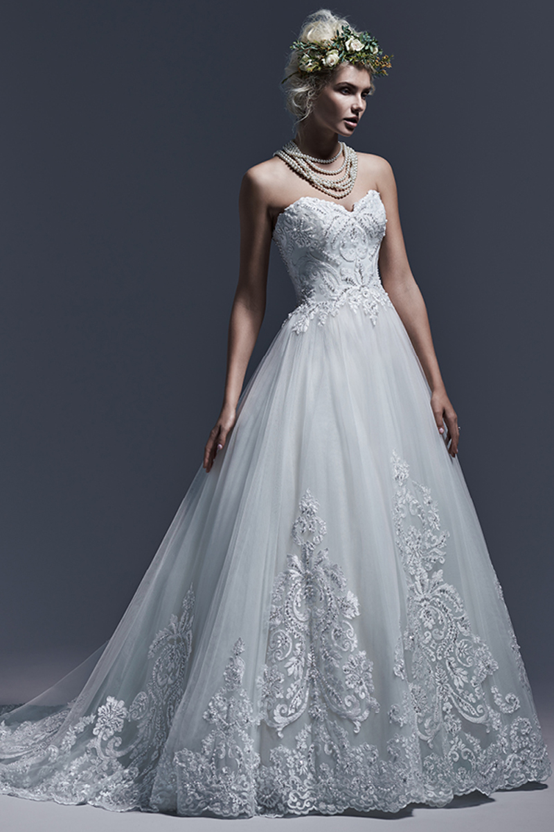 Tule leve e impressionantes bordados de renda combinados criam este elegante vestido com efeito balão. Renda com padrão arrojo e que apresenta cristais Swarovski e pérolas que embelezam o corpete e a saia, criando um toque brilhante. Decote em forma de coração e um fecho em vez do espartilho.
<a href="http://www.sotteroandmidgley.com/dress.aspx?style=5SW623&page=0&pageSize=36&keywordText=&keywordType=All" target="_blank">Sottero and Midgley</a>