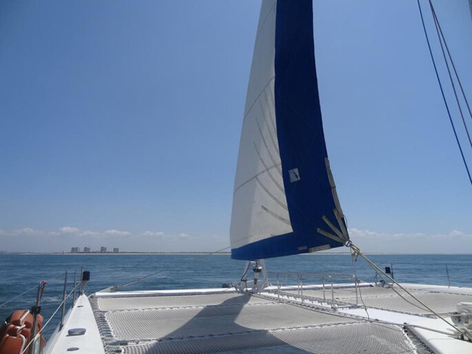 Festa num catamaran. Foto Vertigem Azul