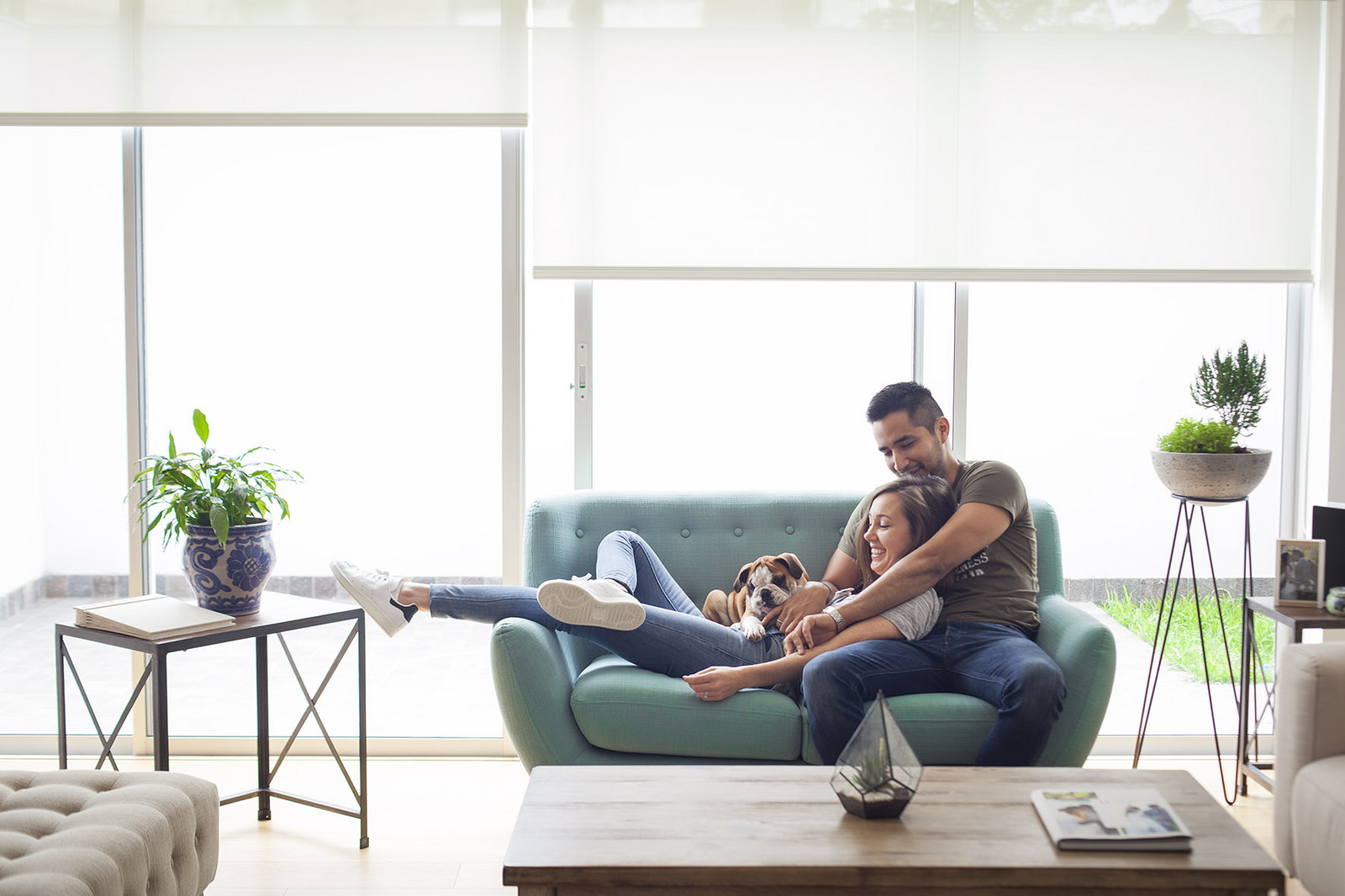 casal no sofá da sala estilo moderno com cão