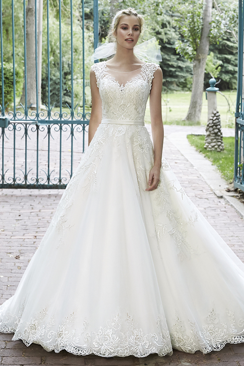 Este vestido com efeito balão de tule é o auge da encanto nupcial. Completo com cristais Swarovski que realçam o corpete e um cinto de cetim na cintura. Terminado com botões de pérolas em vez do fecho e um elástico interior.
<a href="http://www.maggiesottero.com/dress.aspx?style=5MS021&page=0&pageSize=36&keywordText=&keywordType=All" target="_blank">Maggie Sottero</a>