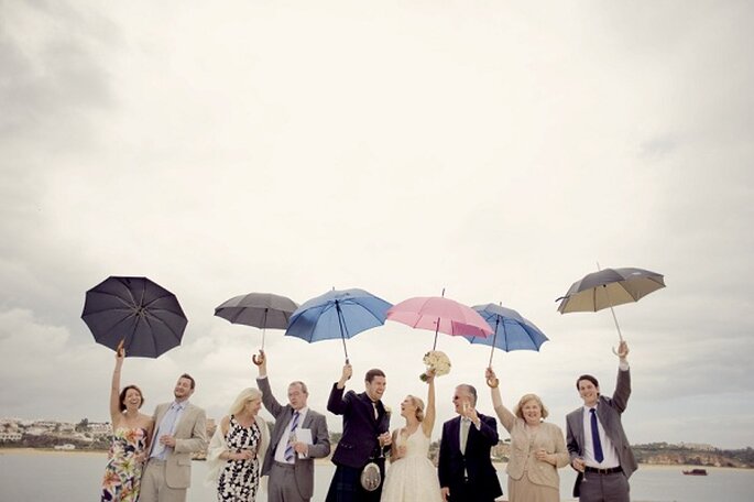 «Gostamos de momentos alegres e espontâneos, este ainda se torna mais especial porque foi debaixo de chuva... que não estragou a festa e fez de uma situação que não é ideal fotograficamente um momento feliz que nós adoramos.»
piteiraphotography.com