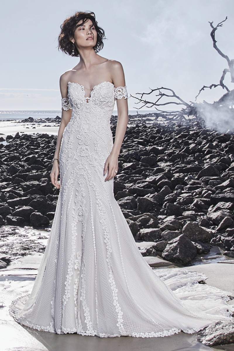 <a href="https://www.maggiesottero.com/sottero-and-midgley/canton/11526">Maggie Sottero</a>

Motivos de rendas cintilantes deslizam sobre o tule crosshatched e Inessa Jersey neste vestido de noiva descontraído estilo fit-and-flare, com decote coração e decote ilusão posterior realçado com detalhes de renda.