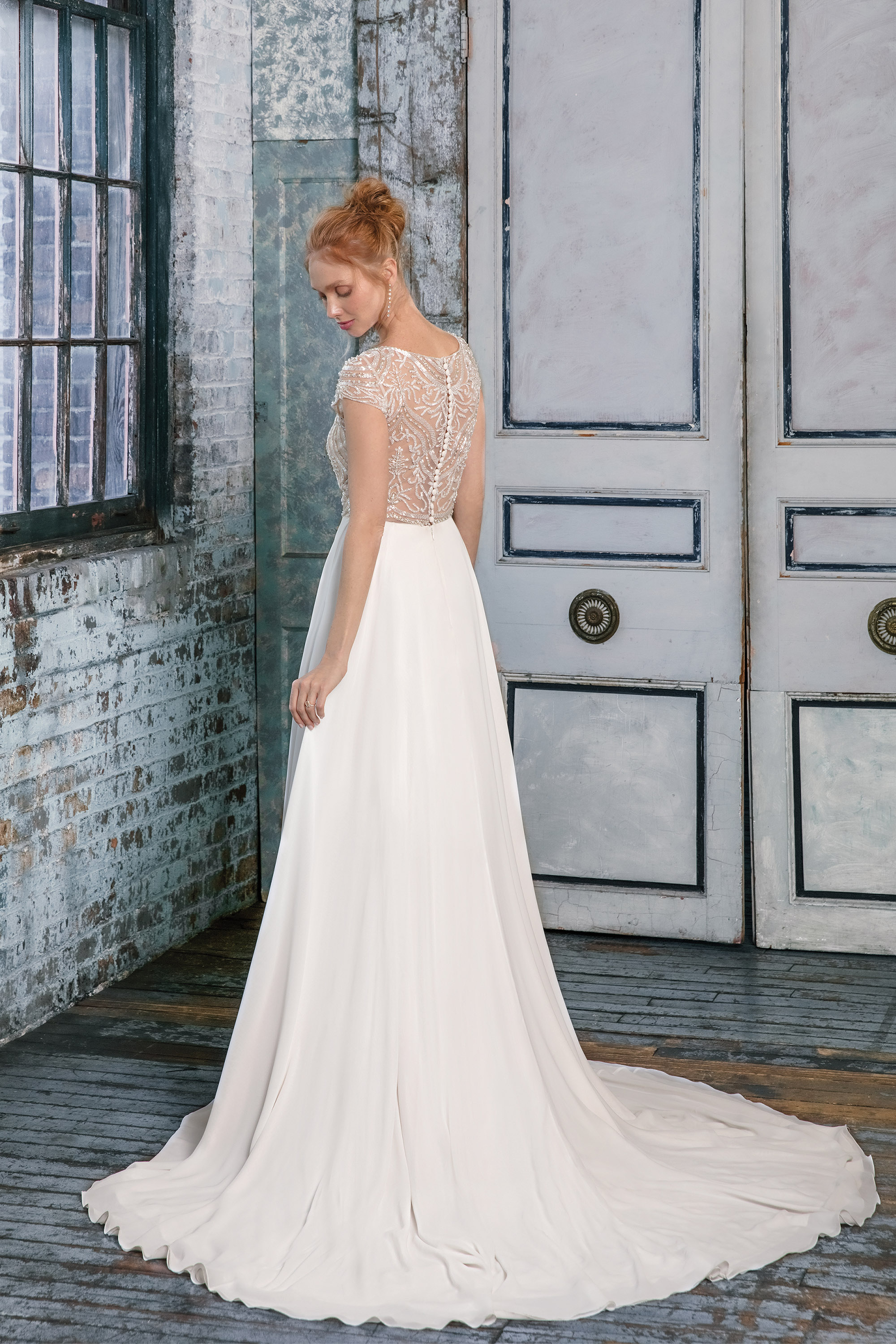 Style 99004. Credits: Justin Alexander Signature.