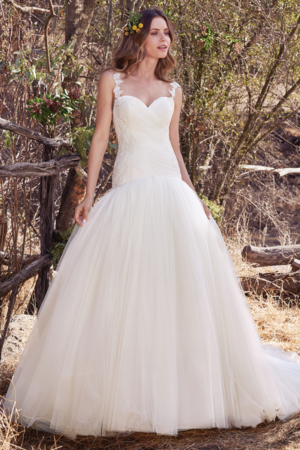 Este encantador vestido de noiva de cintura descaída é confeccionada com pormenores em renda que conferem um toque especial ao corpete, enquanto várias camadas de tule que completam a saia volumosa. Terminado com espartilho. Alças com efeito ilusão com pormenores em renda vendidas separadamente.
