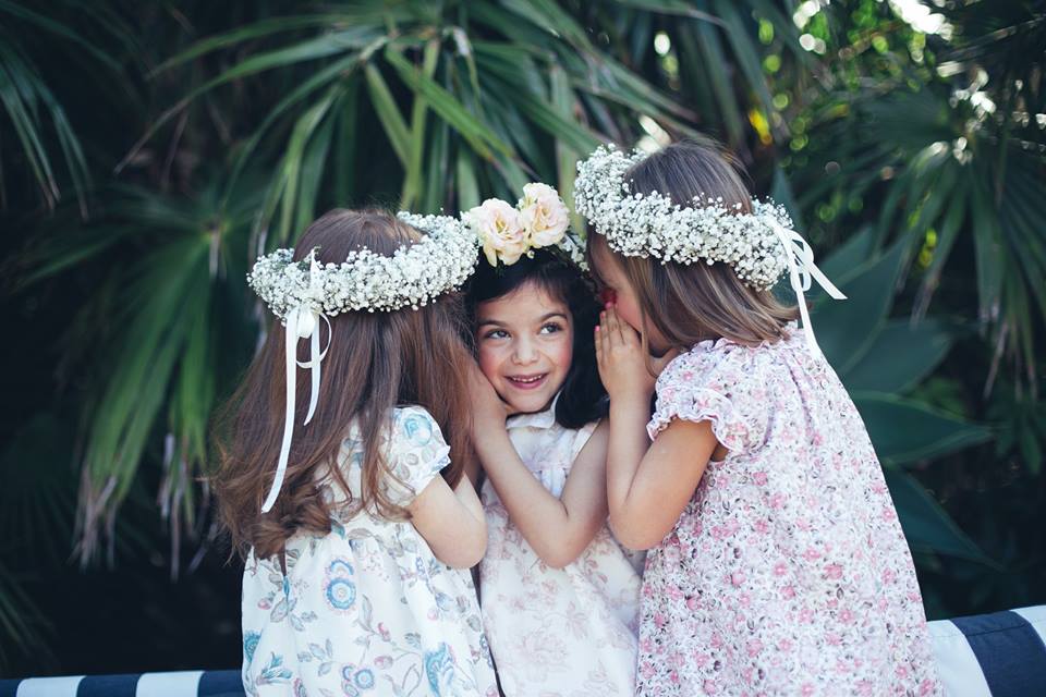 três meninas com vestidos floridos coroas de flores a brincar vestidos casamento