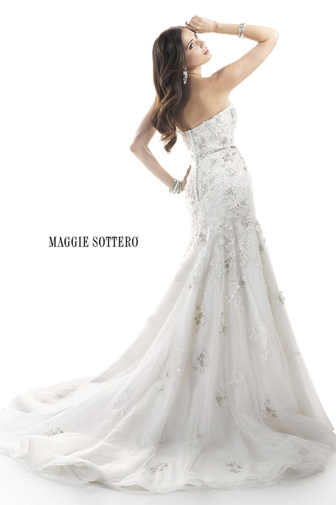 Vestido de noiva com lantejoulas e renda bordado com contas e aplicações florais que enfeitam o maravilhoso desenho, Cristais de Swarovski deslumbram ao longo de todo o vestido. Acabamento com zíper sobre o corpete interior.
<a href="http://www.maggiesottero.com/dress.aspx?style=4MS843" target="_blank">Maggie Sottero Platinum 2015</a>