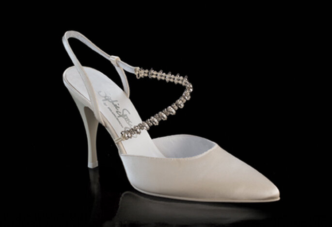 Zapato de novia Modelo Adriana by Francesco con punta cerrada y talón abierto. Tacón de 9 cm