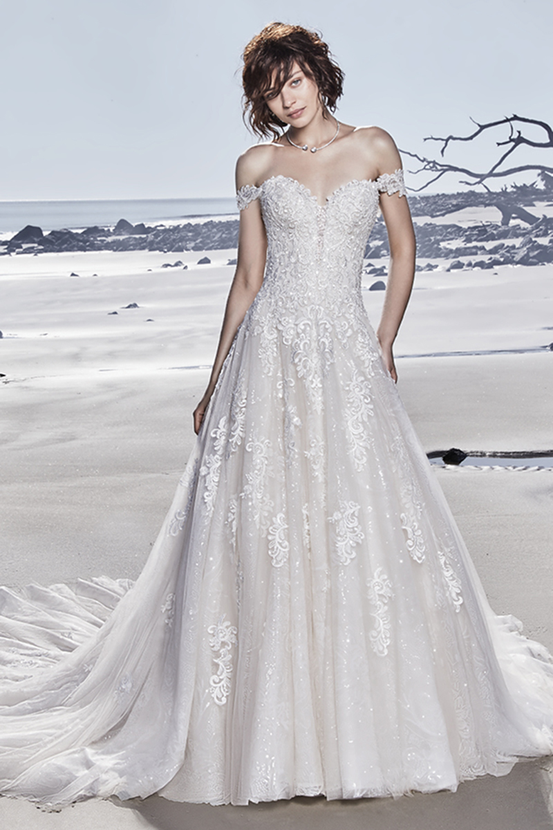 Vestido de noiva, modelo princesa, apresenta várias camadas de detalhes de renda, um tule de textura e ainda bordados ao longo do corpete. Decote em forma de coração com detalhes de renda.Terminado com botões de cristal que cobrem o fecho.
<a href="https://www.maggiesottero.com/sottero-and-midgley/glenn/11536">Sottero and Midgley</a>