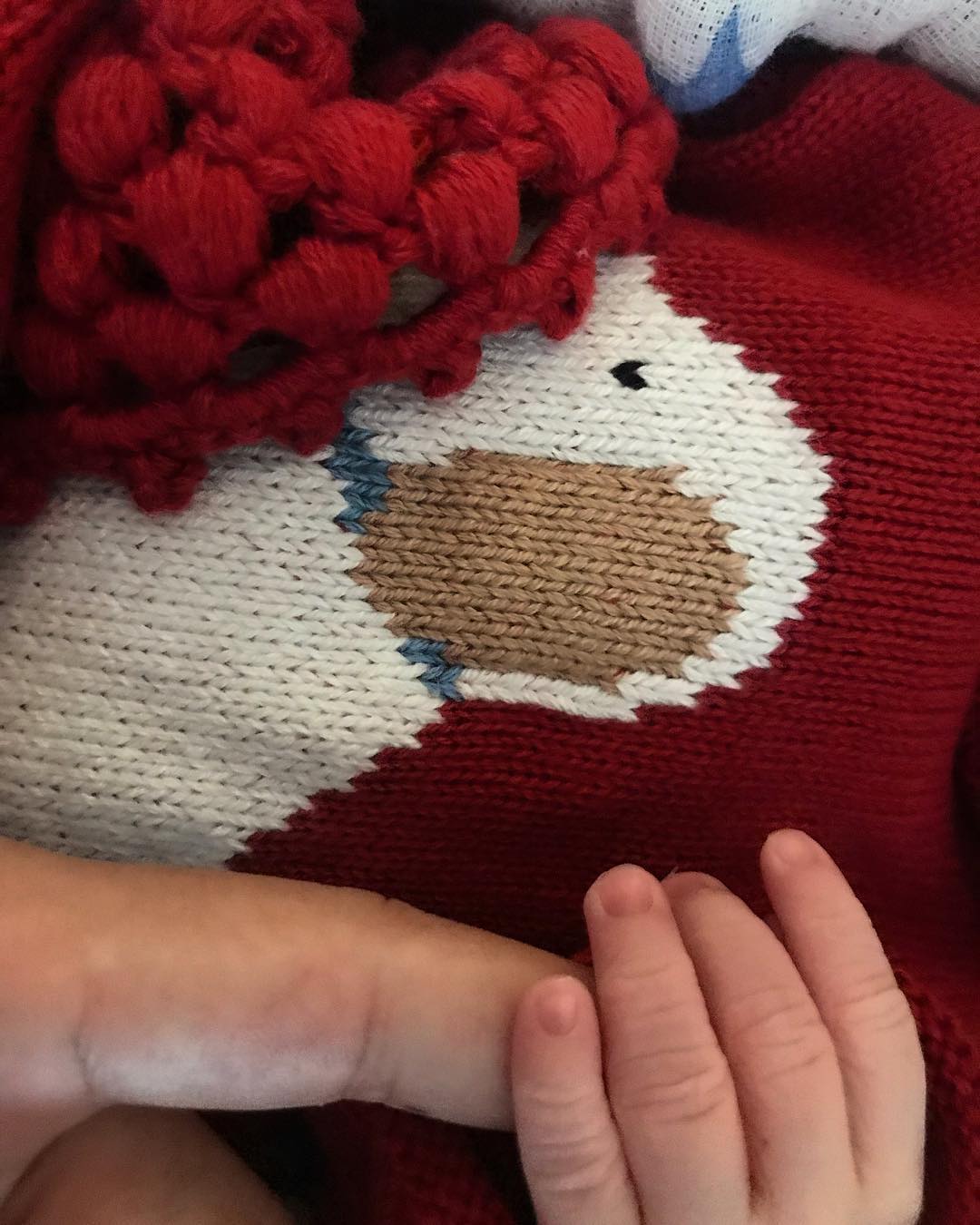 Até agora os pais ainda não divulgaram nenhuma foto do bebé, apenas uma imagem da sua mãozinha a segurar no dedo da mãe... | Foto via Instagram @isisvalverde