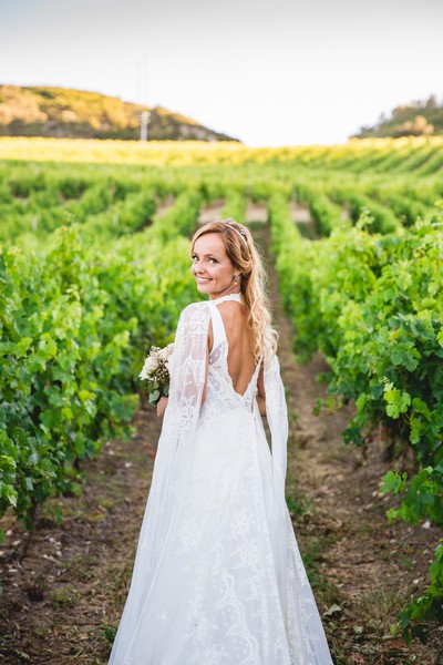 Feliz e elegante, Bárbara vestiu um modelo romântico criado por Iza Van.