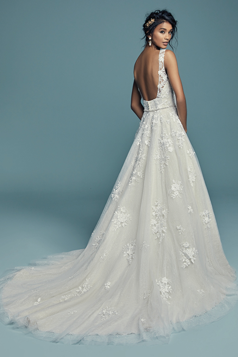 <a href="https://www.maggiesottero.com/maggie-sottero/meryl-lynette/11282">Maggie Sottero</a>
Este vestido de noiva que busca inspiração num estilo mais vintage apresenta um decote em V, alças e as suas costas em forma de quadrado. Terminado com botões cobertos sobre um fecho.