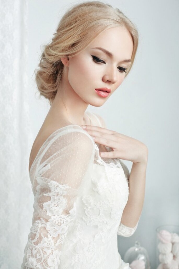 Foto: Beautiful bride and beautiful wedding dress via Shutterstock 
