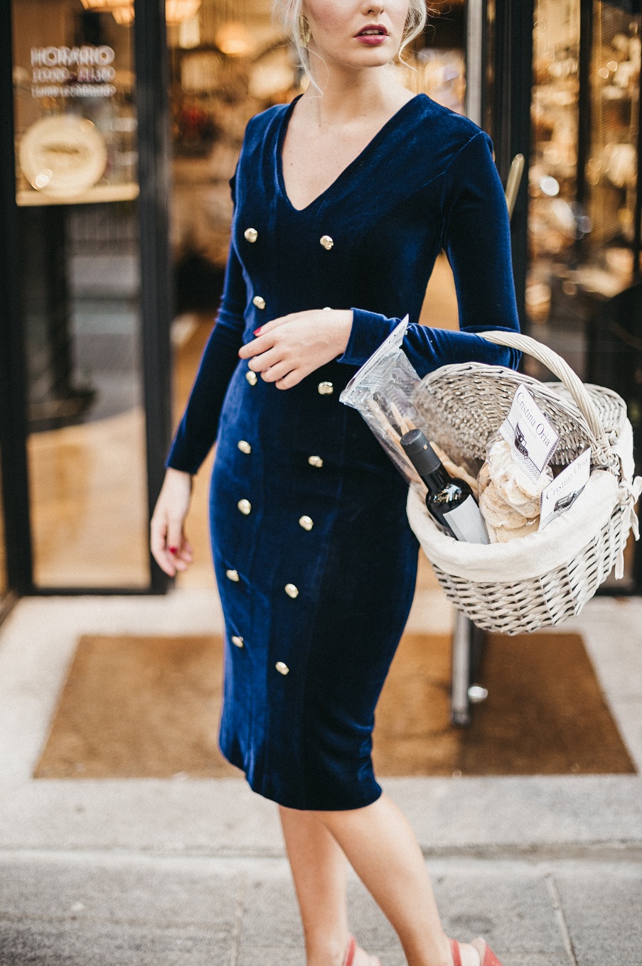 Vestido de veludo azul e botões dourados. Credits: Cherubina