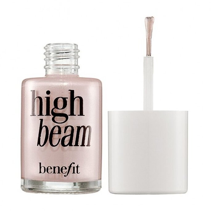 Combina la base con iluminador para que te veas más joven - Foto Benefit en Sephora Combina la base con iluminador para que te veas más joven - Foto Benefit en Sephora