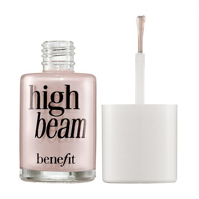 Combina la base con iluminador para que te veas más joven - Foto Benefit en Sephora