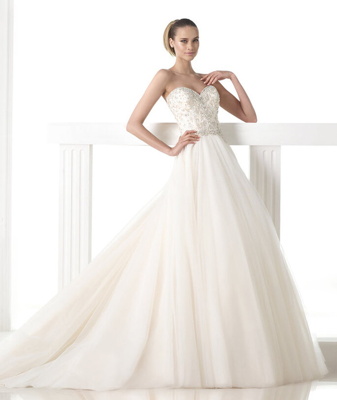 <a href="http://zankyou.9nl.de/n3ig" target="_blank"> Faça a sua marcação para experimentar este vestido! </a>