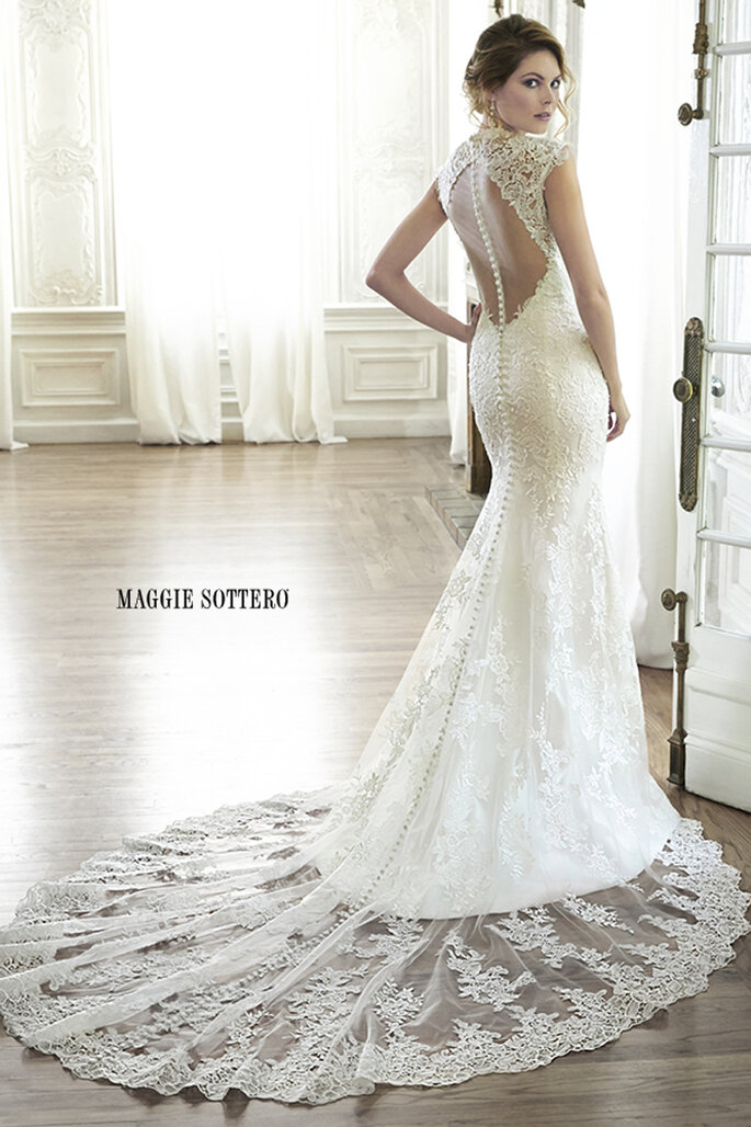 Vestido de noiva elegante com um decote de malha ilusão, mangas de renda delicadas e fecho zipper. 

<a href="http://www.maggiesottero.com/dress.aspx?style=5MC152" target="_blank">Maggie Sottero Spring 2015</a>