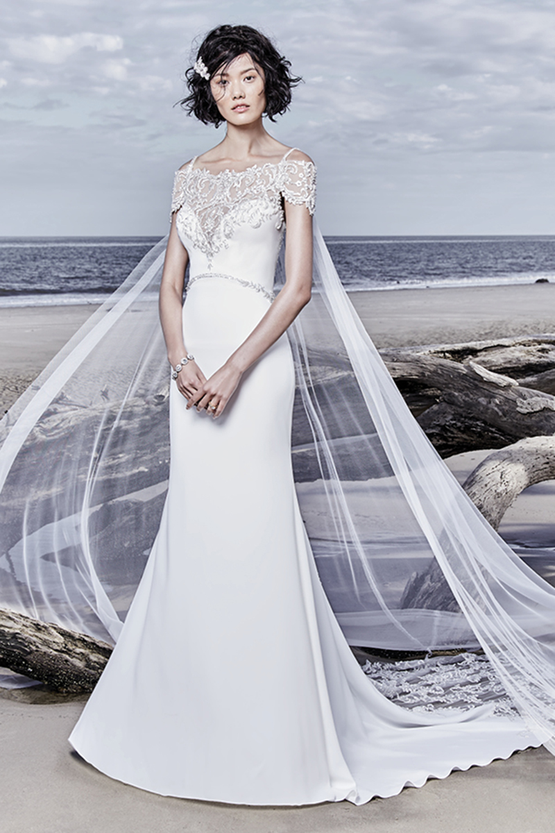 Um vestido de casamento cintilante A-line, composto por tule de brilho exclusivo, com motivos de renda frisada que acentuam o corpete transparente sexy. Alças finas com contas completam a ilusão de decote em V, inserções de ilusão nas laterais e costas em V. Termina com botões cobertos e fecho.
<a href="https://www.maggiesottero.com/sottero-and-midgley/hayward/11538">Sottero and Midgley</a>