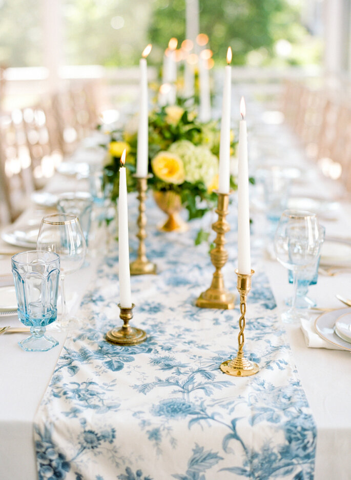 Toalha de mesa floral celeste e branco. Credits: Gayle Brooker Marni Rothschild