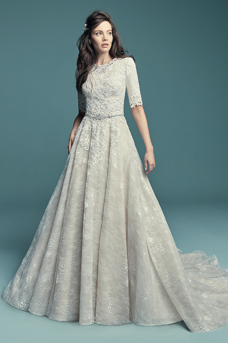 <a href="https://www.maggiesottero.com/maggie-sottero/annabella-marie/11454">Maggie Sottero</a>
Este vestido de noiva muito modesto com mangas é, igualmente, constuído por renda, apresentando pormenores de renda também no body. Terminado com um fecho.