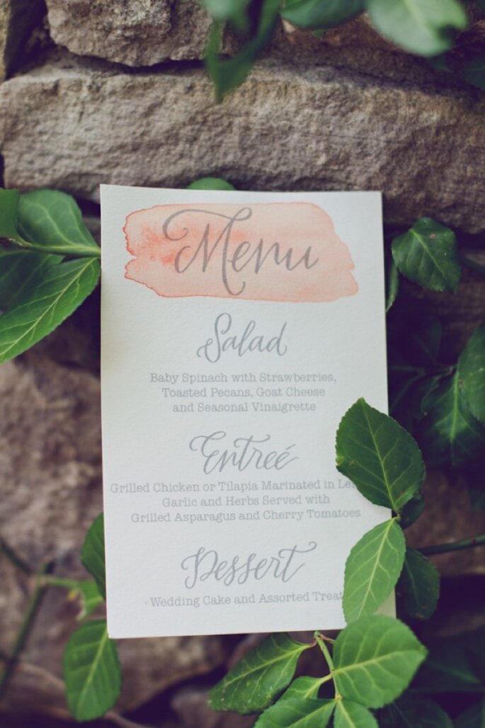 Un menú impreso con los más lindos brochazos de acuarela - Foto Amy Nicole Photograohy Un menú impreso con los más lindos brochazos de acuarela - Foto Amy Nicole Photograohy