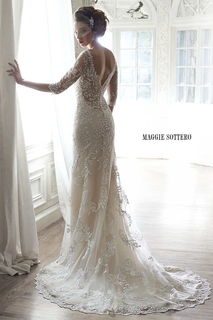 A renda nas costas e mangas de malha ilusão enfeitam este vestido de noiva com o qual irá brilhar pelas aplicações metálicas e os seus bordados com cristais Swarovski. Um desenho delicado com o que se irá sentir como uma princesa.
<a href="http://www.maggiesottero.com/dress.aspx?style=5MW113" target="_blank">Maggie Sottero Spring 2015</a>