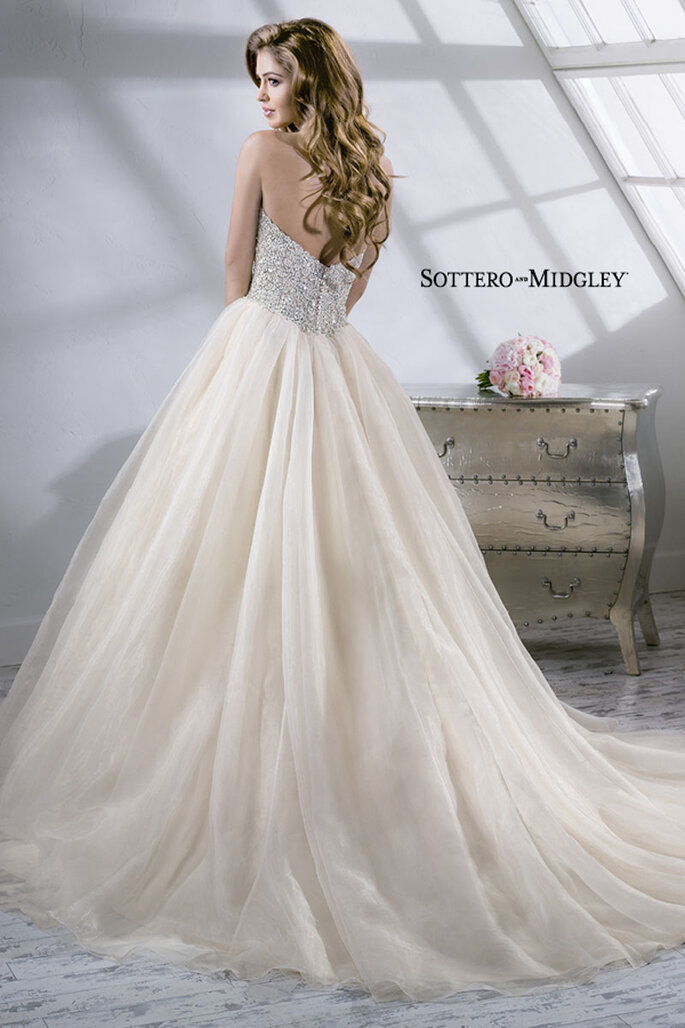 Sofisticado corpete de cristal com um profundo decote coração ilusão e romântica saia de organza Chic. O tule que suaviza o decote central é removível. Fechamento com botões de cristal sobre zíper.
<a href="http://www.sotteroandmidgley.com/dress.aspx?style=4SS811" target="_blank">Sottero & Midgley Platinum 2015</a>