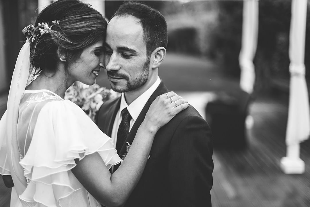 noivos cúmplices casamento foto a preto e branco