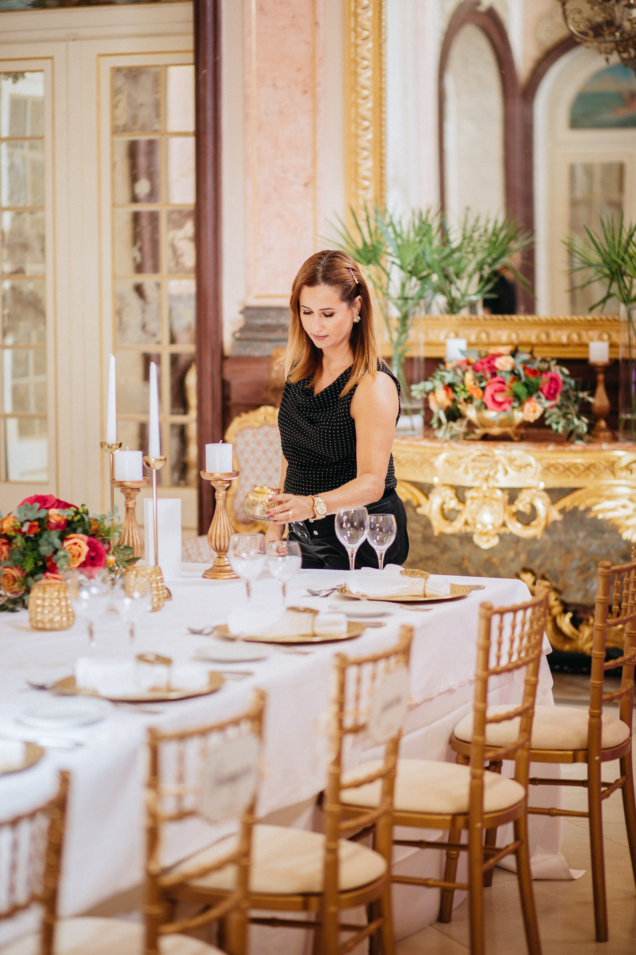 quanto custa um casamento: wedding planner a organizar uma mesa