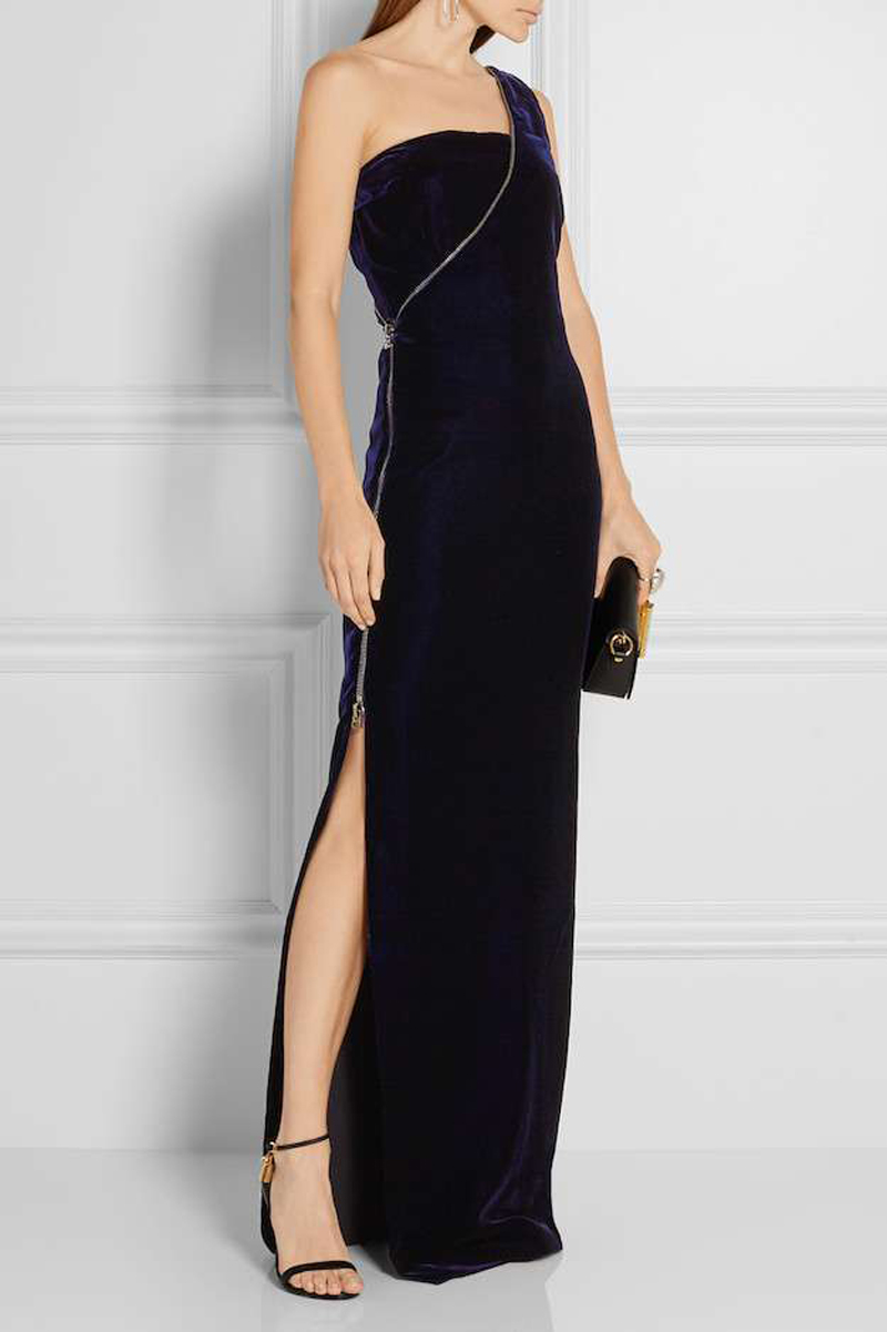 Vestido preto comprido em veludo com abertura na perna. Credits: Tom Ford