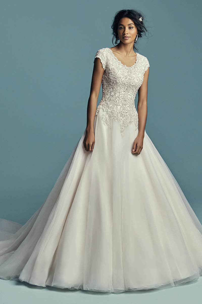 <a href="https://www.maggiesottero.com/maggie-sottero/eden-marie/11471">Maggie Sottero</a>
Este vestido de noiva com corte de princesa, bordado com renda é realçado com cristais Swarovski. Decote em U. Terminado com um espartilho interior e fecho