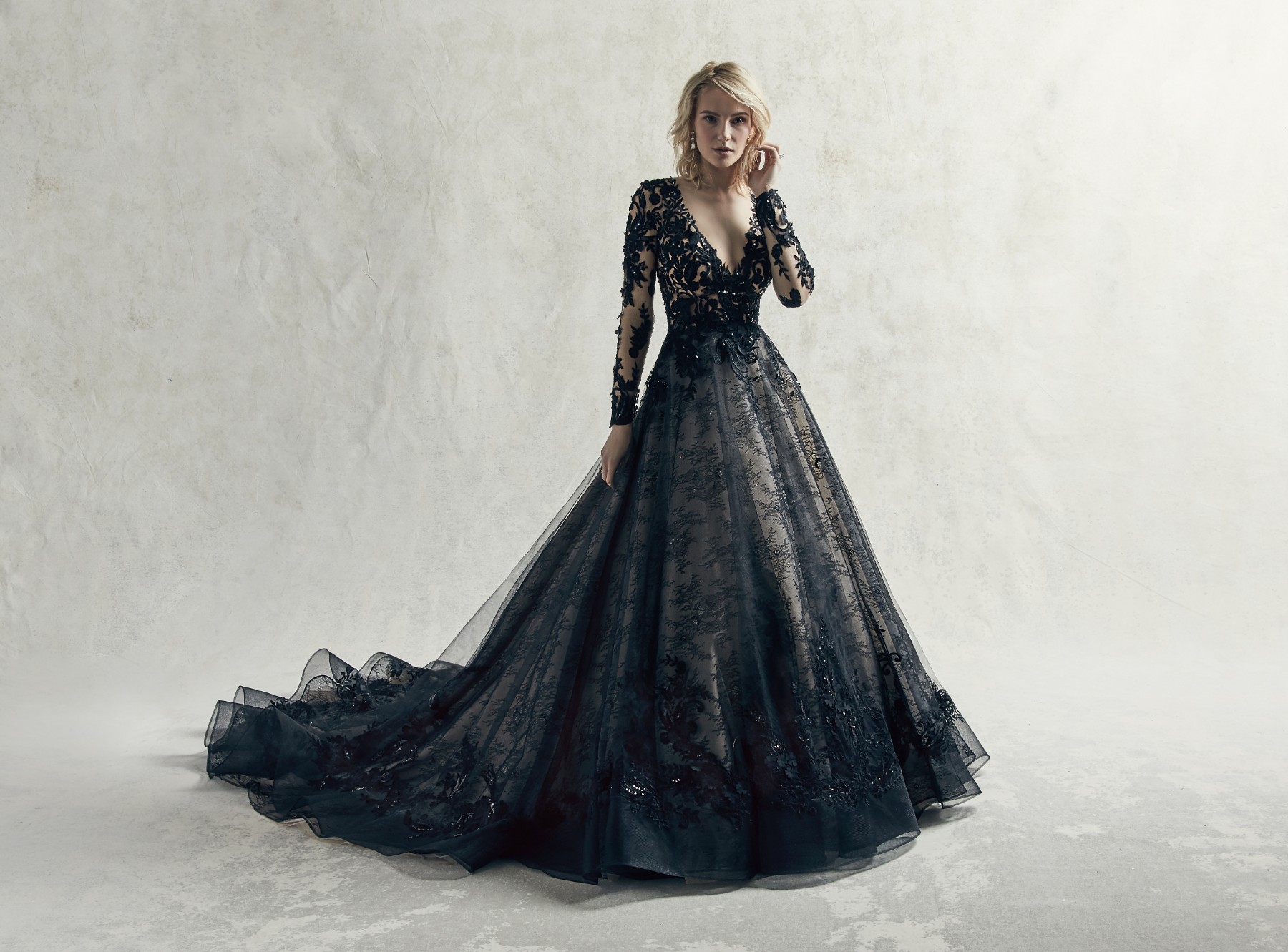 Uma escolha de cortar o fôlego para todas as noivas que buscam algo fora do convencional, este vestido de noiva preto contrasta com as suas camadas de tule, pormenores de renda e renda Chantilly.
