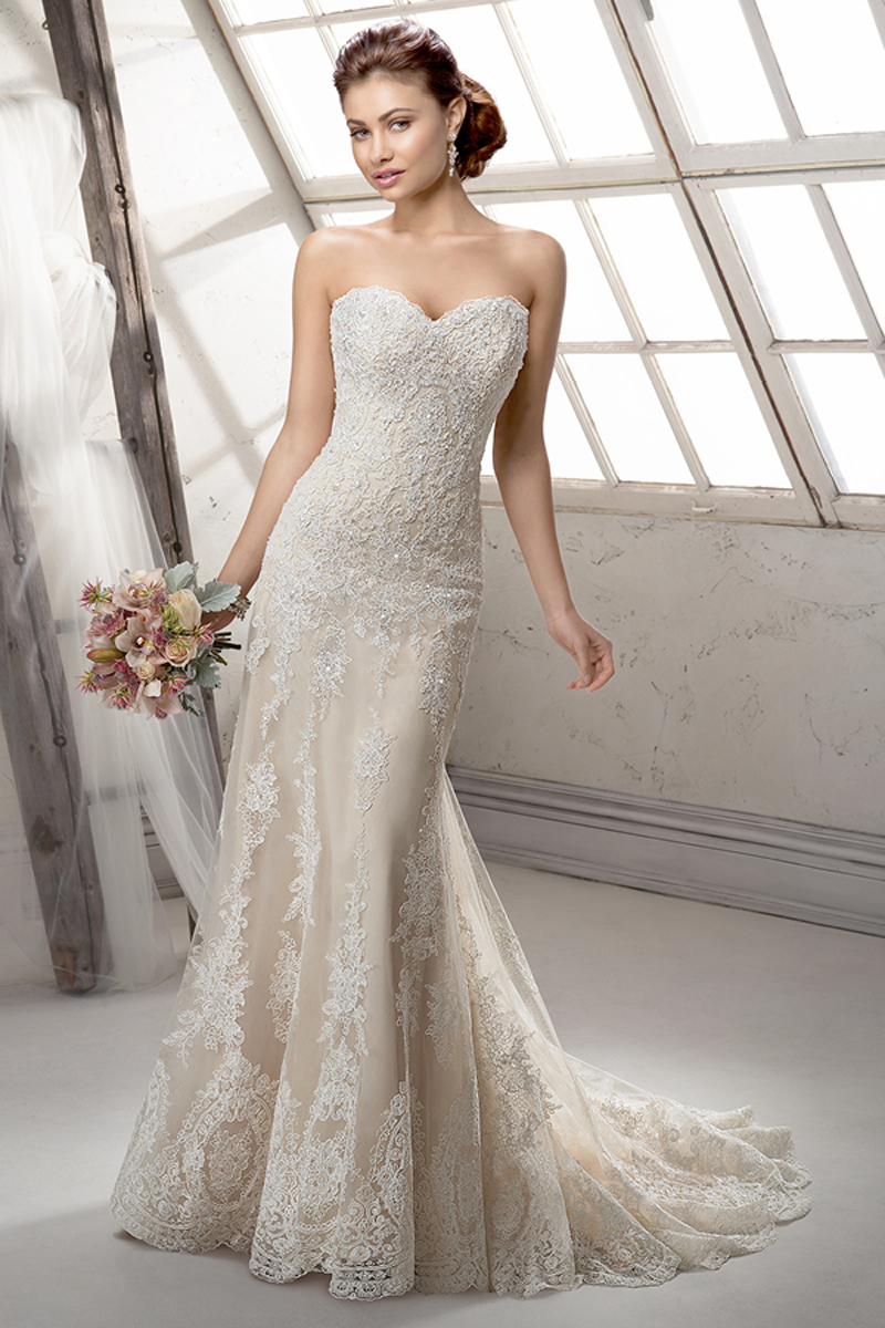 Tule com renda e um decote em forma de coração bastante romântico e cristais Swarovski brilhantes e arrojados são algumas das características deste vestido. Terminado com botões e espartilho interior. Disponível com mangas curtas removíveis.
<a href="http://www.sotteroandmidgley.com/dress.aspx?style=4SS057" target="_blank">Sottero and Midgley</a>