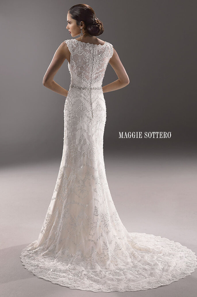 Vestido de noiva composto de cetim e renda, enfeitado com motivos colocados à mão. Destaca um decote barco em malha ilusão e cinto fino de cristal Swarovski. Acabamento com botões sobre o zíper nas costas.
<a href="http://www.maggiesottero.com/dress.aspx?style=3MD737" target="_blank">Maggie Sottero Platinum 2015</a>