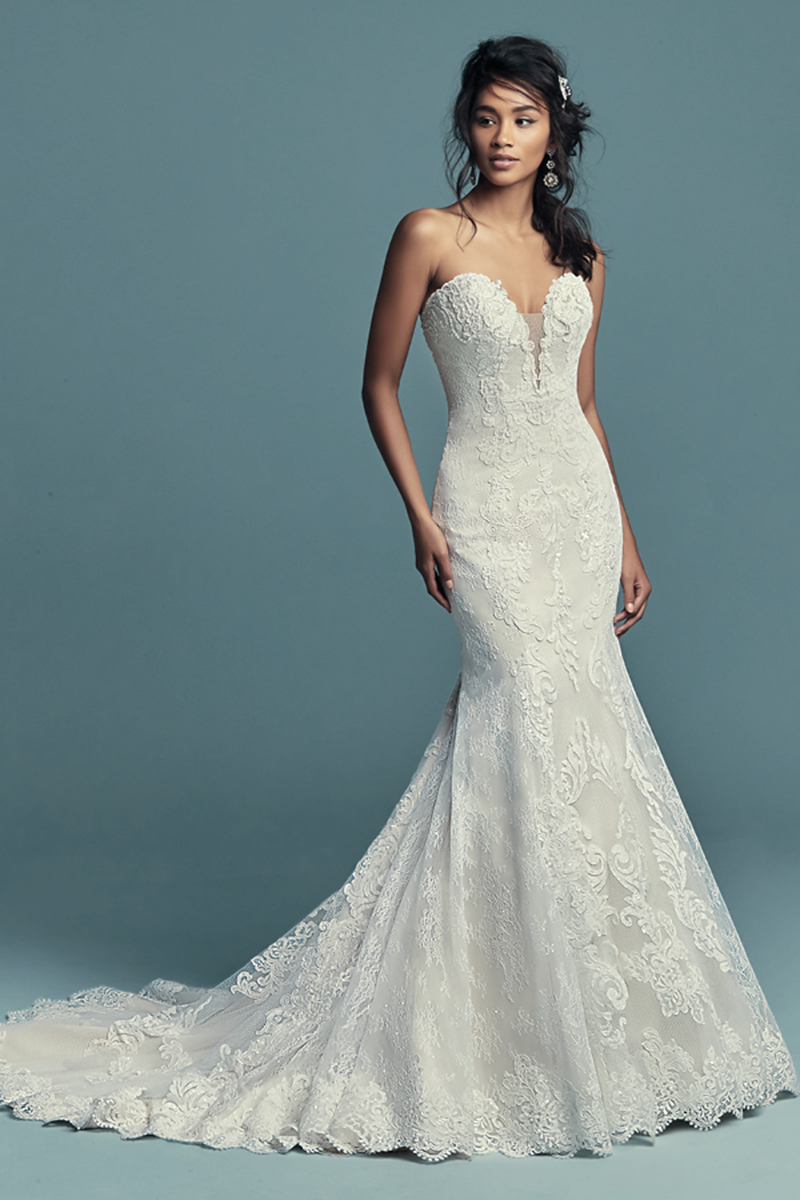 <a href="https://www.maggiesottero.com/maggie-sottero/freida/11474">Maggie Sottero</a>
Bordado com pormenores de rendas e com cristais de Swarovski dançam ao longo do body deste romântico vestido de noiva linha. Saia com várias camadas confecionadas com tule. Terminado com botões cobertos sobre um fecho.