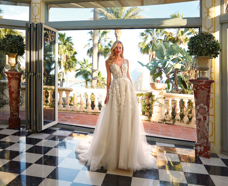Una modella che indossa un abito da sposa della main collection di Demetrios 2024