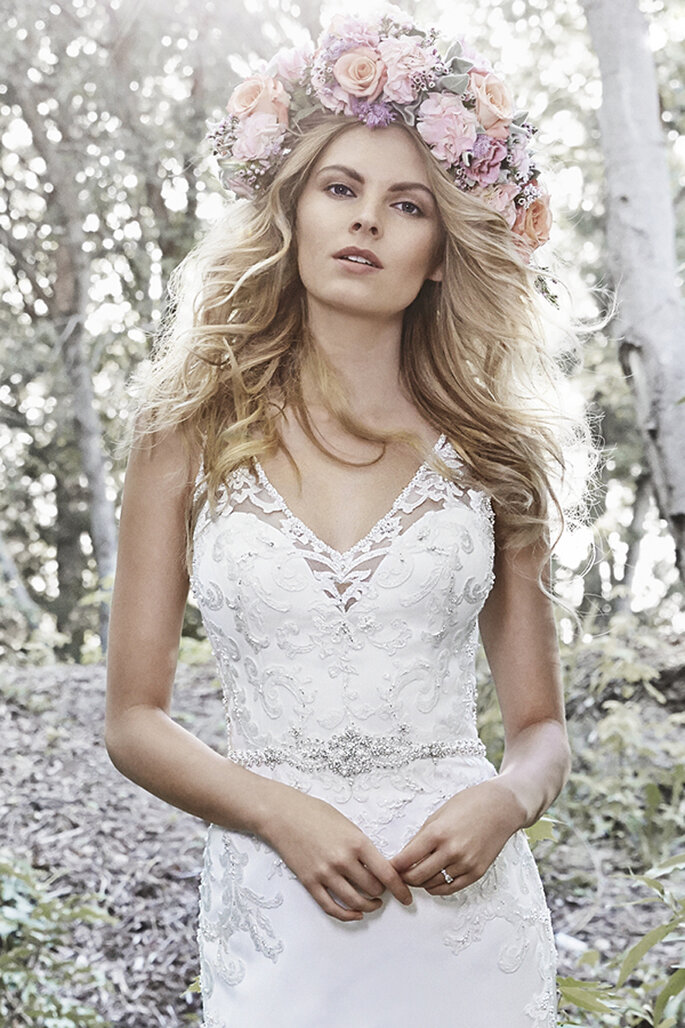 Um vestido de noiva doce e sexy ao mesmo tempo. A renda de malha ilusão na parte superior dá-lhe um estilo sofisticado e elegante. Acentua a cintura com um pequeno cinto de cristal Swarovski e acabamento com botões nas costas que cobrem o zipper.
<a href="http://www.maggiesottero.com/dress.aspx?style=5HW157" target="_blank">Maggie Sottero Spring 2015</a>