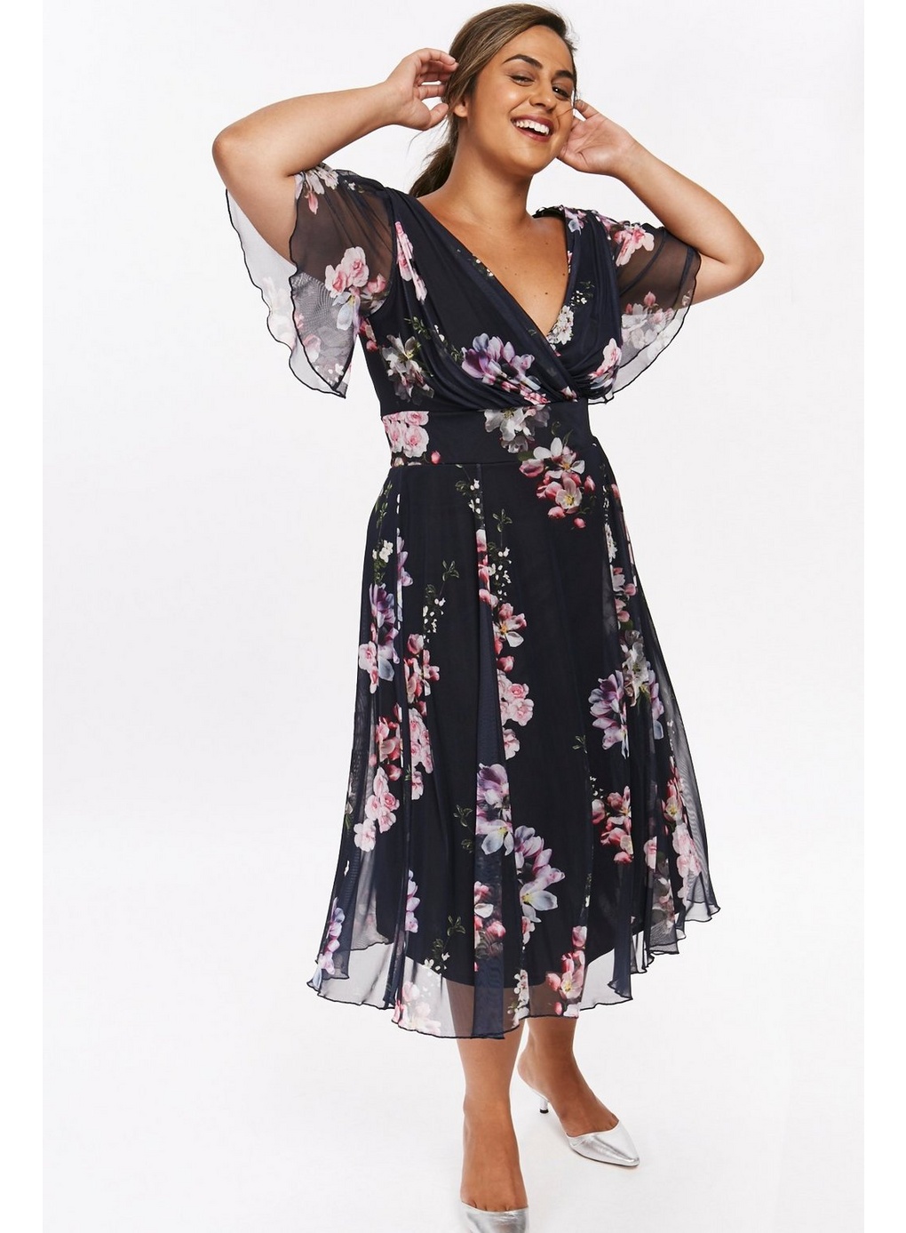 Créditos: Scarlett & Jo Navy Angel Sleeve Floral Midi Dress, Evans