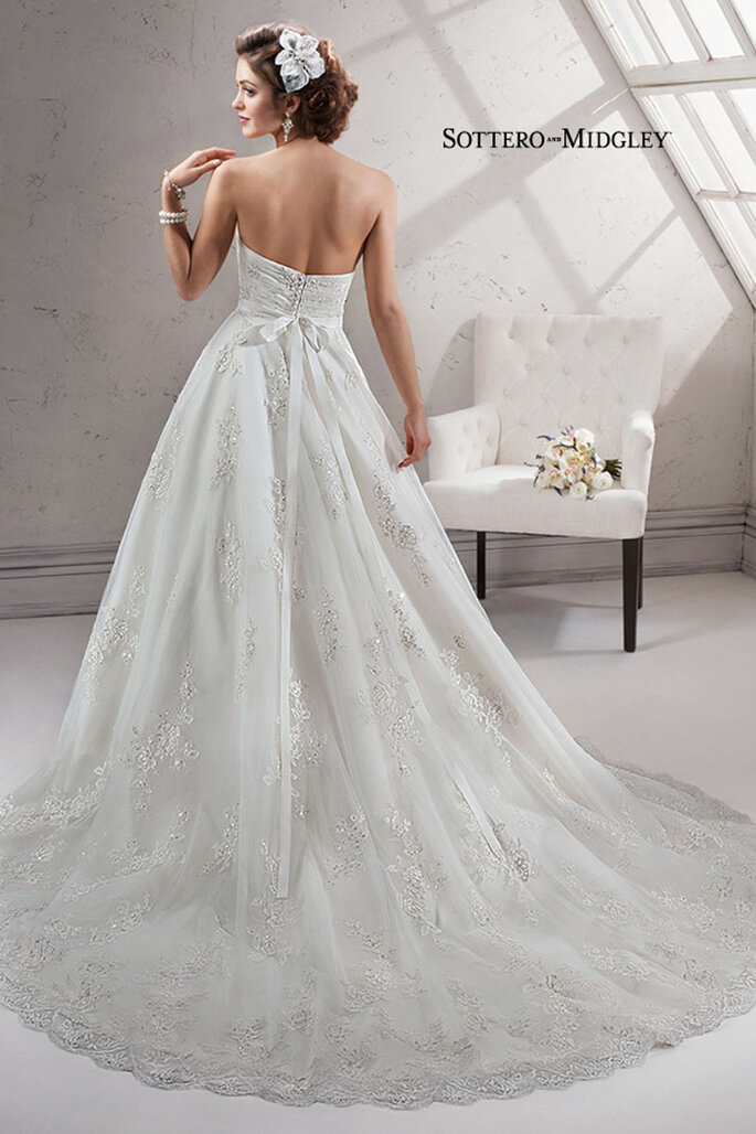O romance tradicional é apresentado neste vestido de baile de renda metálica bordada com paetês em tule e decote coração. A cintura é realçada por um cinto de fita de gorgorão com cristais Swarovski . Fechamento com botões forrados sobre zíper.
<a href="http://www.sotteroandmidgley.com/dress.aspx?style=4SS007" target="_blank">Sottero & Midgley Platinum 2015</a>