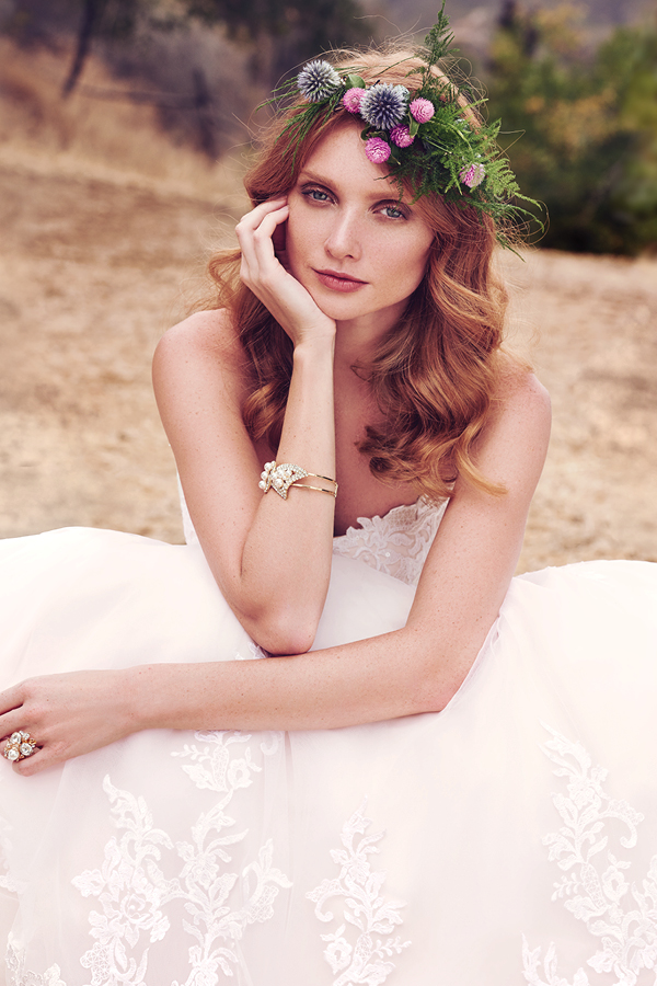 Um fabuloso vestido de renda com detalhes que caem em cascata ao longo do corpete e da cintura. Um decote suave em forma de U e em V nas costas. Um cinto que exibe cristais Swarovski conferem um toque de brilho a este look. Terminado com botões e um elástico na parte interior do corpete.