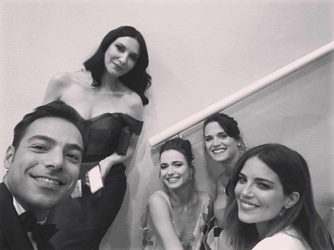 Muito bem acompanhado por Soraia Chaves, Bárbara Lourenço, Joana Santos e Foto via IG @tiagoaldeia.oficial