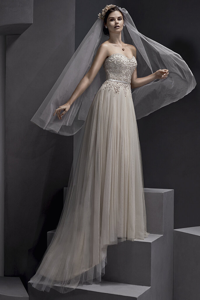 Vestido de noiva com tule e corpete de pérolas e cristais Swarovski, com um acentuado decote coração e cinto de cetim opcional. Acabamento com fecho zipper sobre o espartilho interior.
<a href="http://www.sotteroandmidgley.com/dress.aspx?style=5SD059" target="_blank">Sottero and Midgley Spring 2015</a>