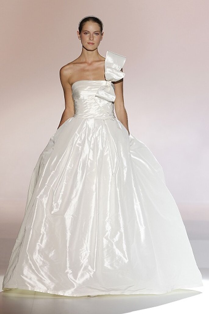 Foto: Ugo Camera / BARCELONA BRIDAL WEEK
<a href="http://zankyou.9nl.de/k3g6">Descubra a nova colecção 2015 de Rosa Clará</a>