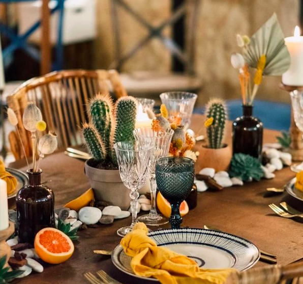 Decoração de mesa de casamento com fruta e cactos