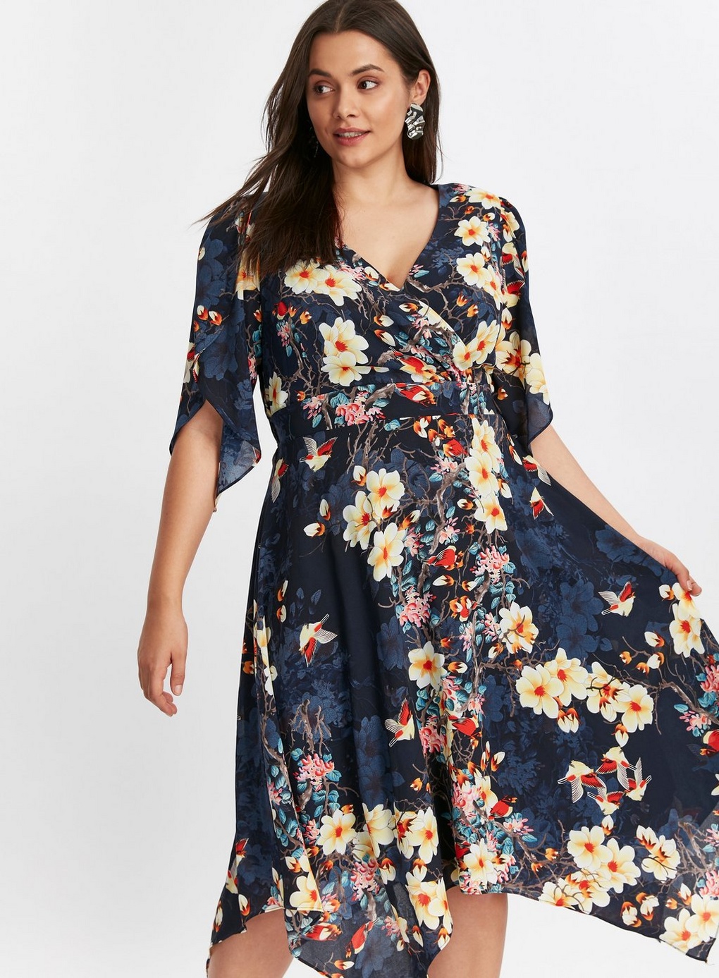 Créditos: Scarlett & Jo Navy Angel Sleeve Floral Midi Dress, Evans