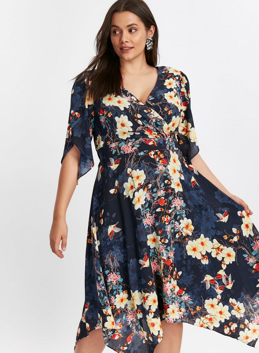 Créditos: Scarlett &amp; Jo Navy Angel Sleeve Floral Midi Dress, Evans