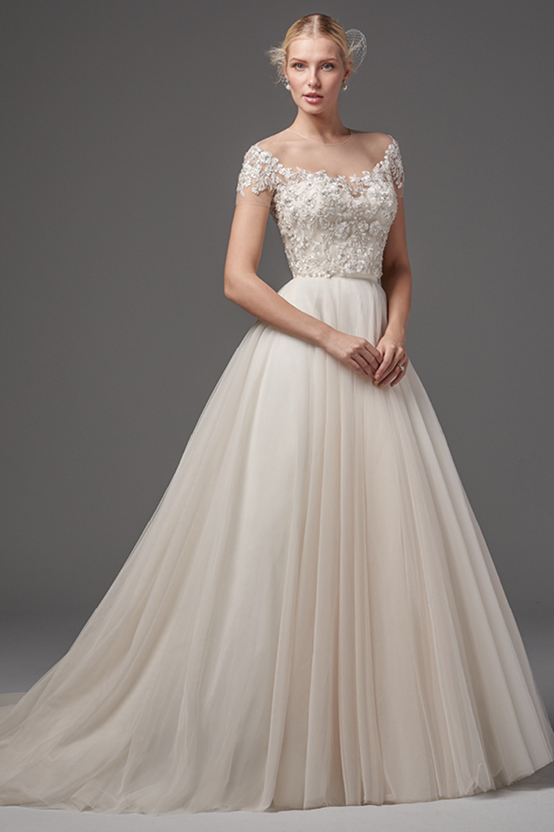 Este corpete elegante ganha um brilho especial com os pormenores em renda juntamente com os cristais Swarovski e pérolas cintilantes. Terminado com botões de cristal em vez do fecho.
<a href="https://www.maggiesottero.com/sottero-and-midgley/shayne---kallin/10299?utm_source=mywedding&utm_campaign=spring2017&utm_medium=gallery" target="_blank">Sottero and Midgley</a>