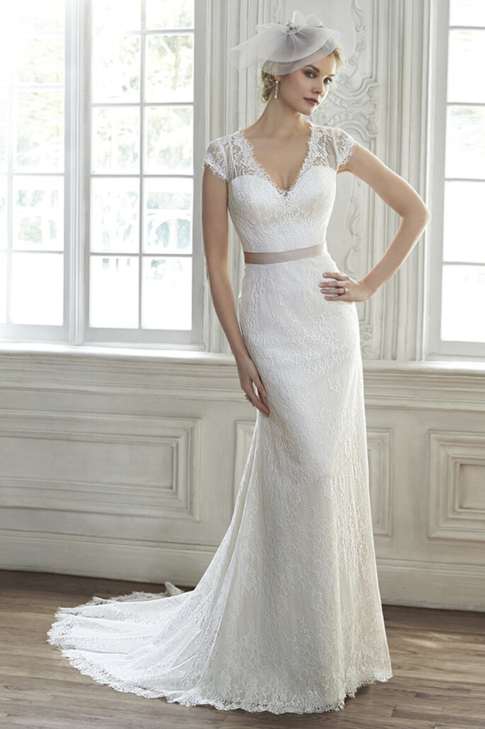 Vestido de renda impressionante com malha ilusão, ajustado na cintura e botões de pérola sobre o fecho zipper. Perfeito para uma noiva com muito estilo!
<a href="http://www.maggiesottero.com/dress.aspx?style=5MR102" target="_blank">Maggie Sottero Spring 2015</a>