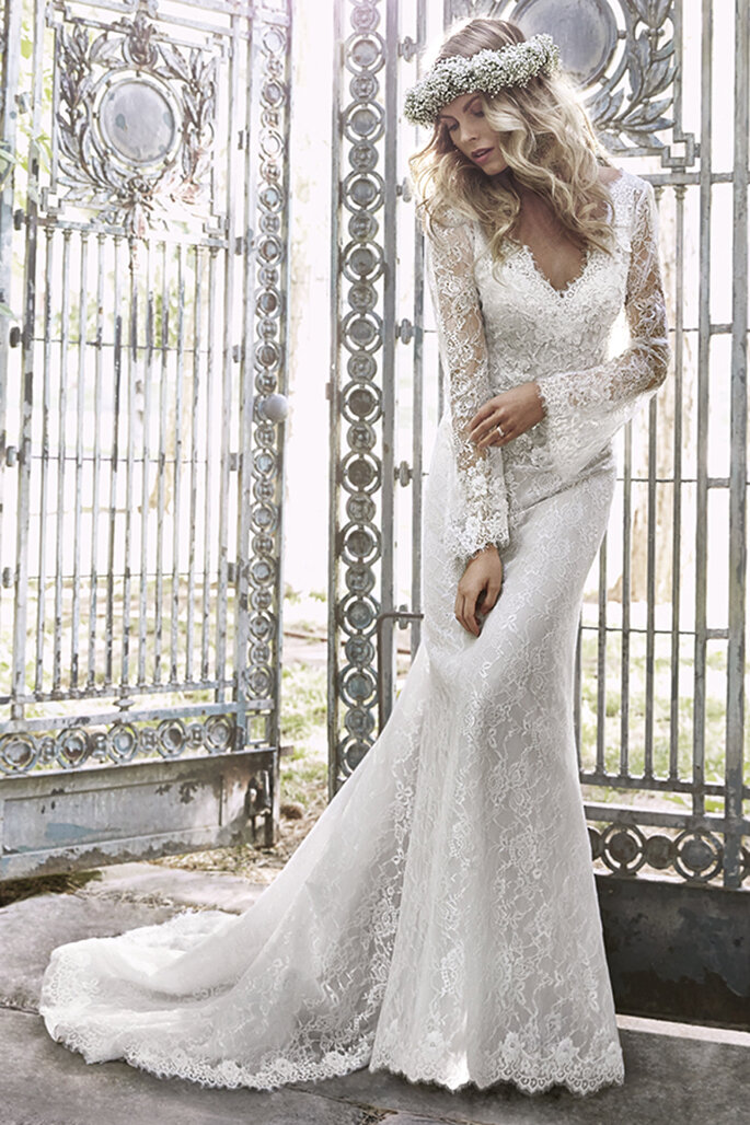 Vestido de novia perfecto para una boda civil o religiosa, con mangas largas y adornos florales con cristales Swarovski. Acaba con una cremallera trasera para un cierre seguro.
<a href="http://www.maggiesottero.com/dress.aspx?style=5HS158" target="_blank">Maggie Sottero Spring 2015</a>